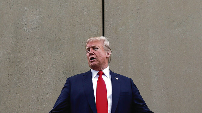 US-Präsident Donald Trump vor einem Prototyp einer Grenzmauer zu Mexiko. FOTO: DPA