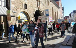 Demonstrationszug vom Marktplatz in Richtung Stadthalle: Rund 350 Schüler fordern mehr Klimaschutz ein.  FOTO: SPIESS