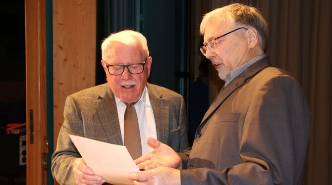 Große Freude bei Richard Gekeler (links): Er wurde von Geschäftsführer Steffen Wagner für 70-jährige Mitgliedschaft ausgezeichne