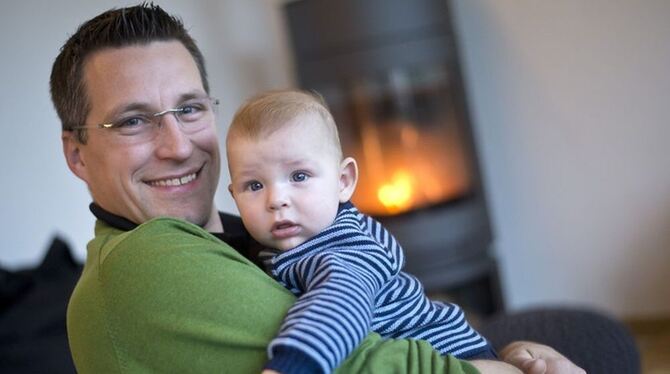 Der Landtagsabgeordnete Kai Schmidt-Eisenlohr (Bündnis 90/Die Grünen) posiert mit seinem Sohn Joa Schmidt-Eisenlohr. Der Politik