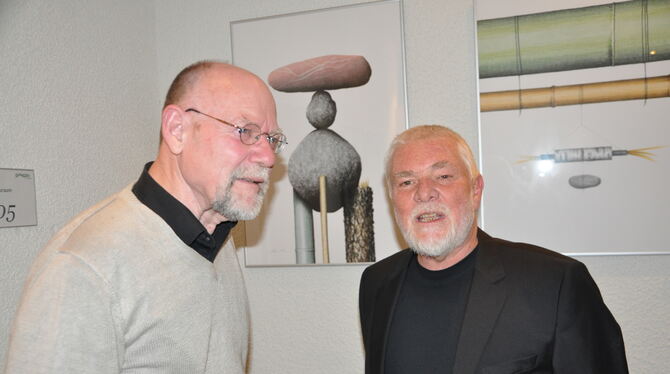 Axel Standke (rechts) stellt einen »Querschnitt« seiner Werke im Eninger Rathaus aus. In seine Kunst führte Klaus Tross die Besu