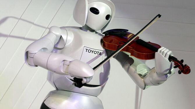 Ein Roboter spielt Violine. Befürchtungen, KI werde eine Vielzahl von Arbeitsplätzen vernichten, hält Toby Walsh, Autor des Buch