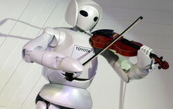 Ein Roboter spielt Violine. Befürchtungen, KI werde eine Vielzahl von Arbeitsplätzen vernichten, hält Toby Walsh, Autor des Buch