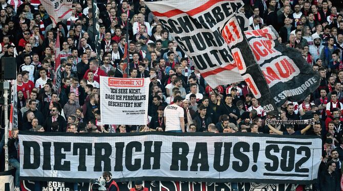 Die Kritik an VfB-Präsident Wolfgang Dietrich (links) wird immer lauter. FOTOS: EIBNER