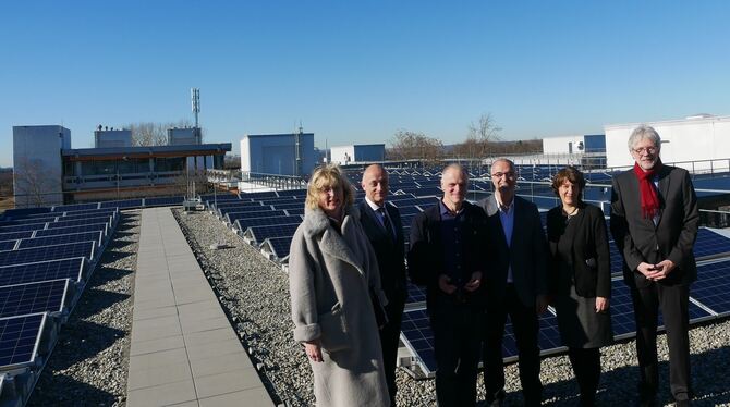 Sie freuen sich über die Inbetriebnahme der Fotovoltaikanlage (von links): Ulrike Hotz, Hendrik Brumme, Thomas Poreski, Ramazan