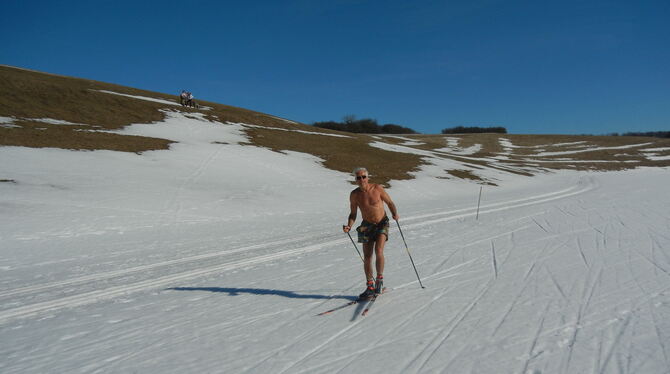 Nachts eisig, tagsüber warm: Auf der Sonnenbühler Tälerloipe bot sich am Sonntag ein ungewöhnlicher Anblick. FOTO: HUMMEL Nachts eisig, tagsüber warm: Auf der Sonnenbühler Tälerloipe bot sich am Sonntag ein ungewöhnlicher Anblick. FOTO: HUMMEL