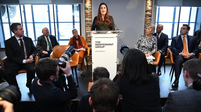 Luciana Berger (Mitte), Mitglied der Labour-Partei, kündigt bei einer Pressekonferenz in London ihren Austritt zusammen mit (von