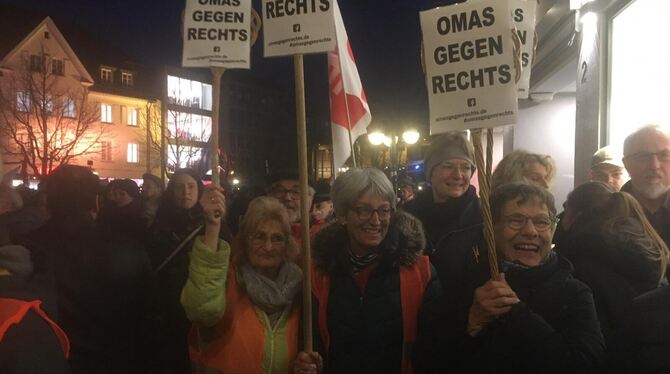 »Omas gegen Rechts« Sabine Buder (Mitte) und Barbara Kärn-Wilk (rechts) mitten in der Anti-AfD-Demonstration. FOTO: PRIVAT