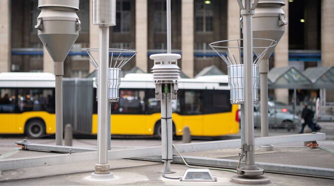 Mehr Messstationen und eine extra Busspur. Zwei von mehreren Maßnahmen, mithilfe derer weitere Fahrverbote in Stuttgart verhinde