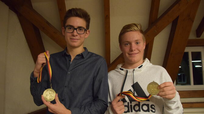 Für ihre Erfolge im Schwimmen wurden die Brüder Felix (links) und Niklas Schreiner mit der Kusterdinger Sportlermedaille ausgeze