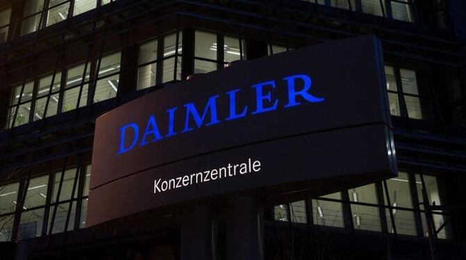 Das Daimler-Logo am Eingang der Konzernzentrale