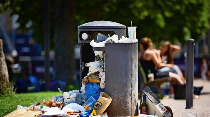 Überquellende Mülleimer in Stuttgart. Durch die Verpackungssteuer will Tübingen solche Zustände in der Stadt möglichst vermeiden