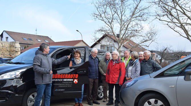 Bürgermeister Egon Betz übergibt den Schlüssel zum neuen »Fleckabus« an die erfreuten Fahrerinnen und Fahrer. FOTO: WAGNER