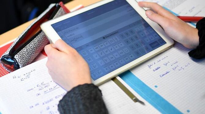 Schüler nutzt im Unterricht ein Tablet