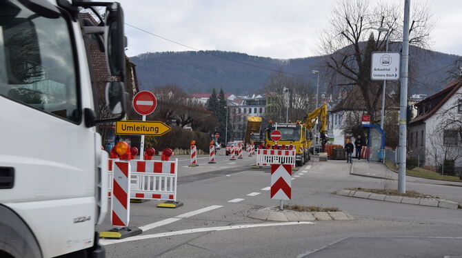 Der von Reutlingen kommende Verkehr wird über die Arbachtalstraße und den Mühleweg umgeleitet.  FOTO: HAILFINGER