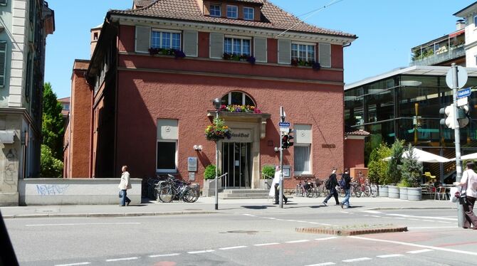 Das denkmalgeschützte Uhlandbad in Tübingen. Die angedachte Erweiterung als Konzertsaal würde hinten links hinter dem Nachbargeb Das denkmalgeschützte Uhlandbad in Tübingen. Die angedachte Erweiterung als Konzertsaal würde hinten links hinter dem Nachbargeb