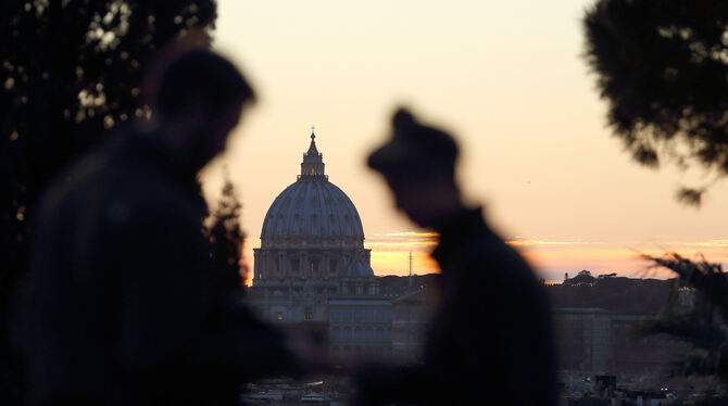 Die Silhouetten zweier Männer vor dem Petersdom in Rom. Im Vatikan treffen sich bis Sonntag die Spitzen der Bischofskonferenzen Die Silhouetten zweier Männer vor dem Petersdom in Rom. Im Vatikan treffen sich bis Sonntag die Spitzen der Bischofskonferenzen