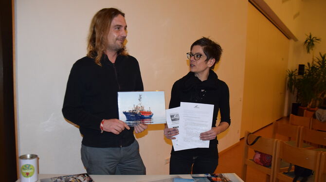 Markus Groda von der Initiative »Seebrücke« und Ines Fischer, Asylpfarrerin aus Reutlingen, informierten in Münsingen über Hilfs