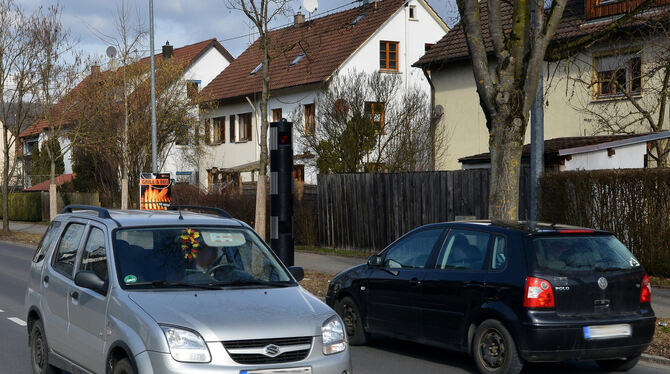 Damit das Tempo-Limit eingehalten wird: Eine moderne Blitzer-Säule in der Wannweiler Straße hat den alten Starenkasten ersetzt.