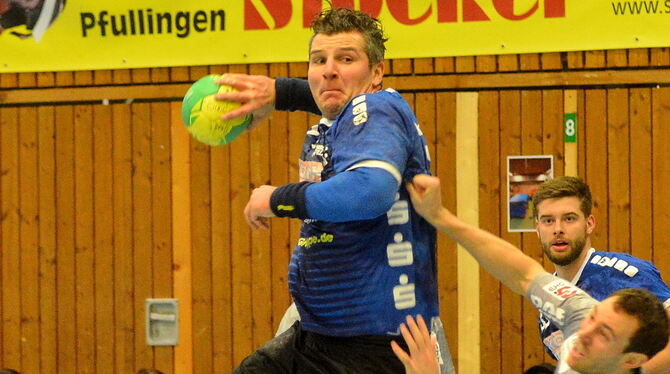 Ob Kreisläufer   Alexander »Rudi« Schmid (mit Ball) gegen Oppenweiler  auflaufen kann,  ist fraglich.  FOTO: NIETHAMMER