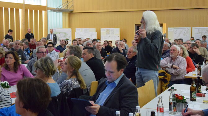 Einwohnerversammlung: Fragen gab’s vor allem zu m Thema Lärmschutz und Tempo 30.   FOTO: FÖRDER