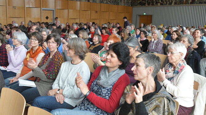 Fast 300 Teilnehmer kamen zum Hospiz-Fachtag, der in diesem Jahr in Eningen veranstaltet wurde.  FOTO: MEYER