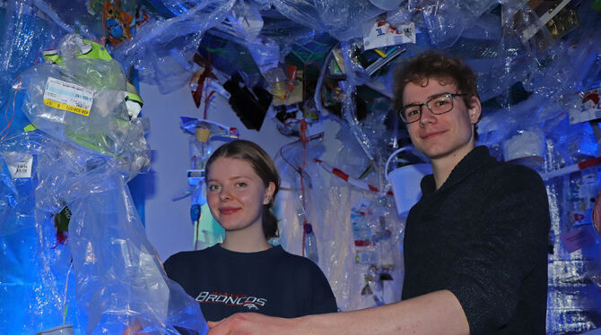 Dorothea Hafenbrack und Vincent Schmid haben die Ausstellung »Lebensweg Plastik« im Biosphärenzentrum konzipiert. FOTO: BLOCHING