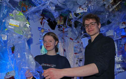 Dorothea Hafenbrack und Vincent Schmid haben die Ausstellung »Lebensweg Plastik« im Biosphärenzentrum konzipiert. FOTO: BLOCHING