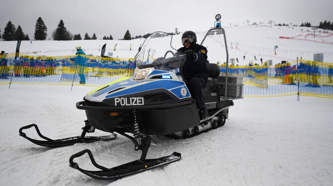 Polizeibeamter Anton Rebholz sitzt auf einem Polizeimotorschlitten an der Skipiste am Seebuck. Auf dem Feldberg steht die höchst