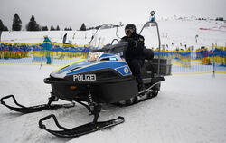 Polizeibeamter Anton Rebholz sitzt auf einem Polizeimotorschlitten an der Skipiste am Seebuck. Auf dem Feldberg steht die höchst