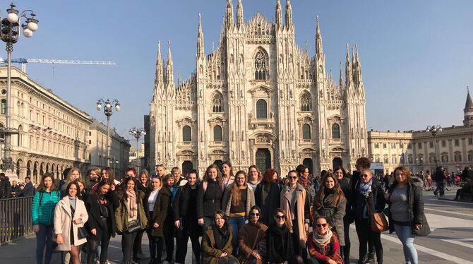 Metzinger Modeschülerinnen vor dem Mailänder Dom.  FOTO: SCHULE