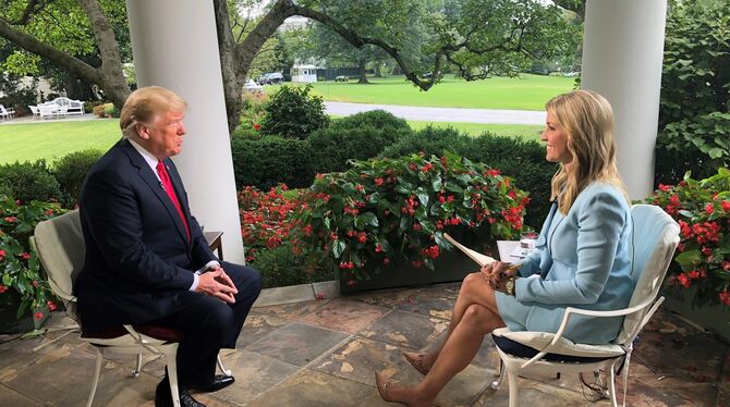 US-Präsident Donald Trump bei seinem Lieblingssender Fox News.  Im Sommer ließ er sich bei »Fox and Friends« von Moderatorin  Ai