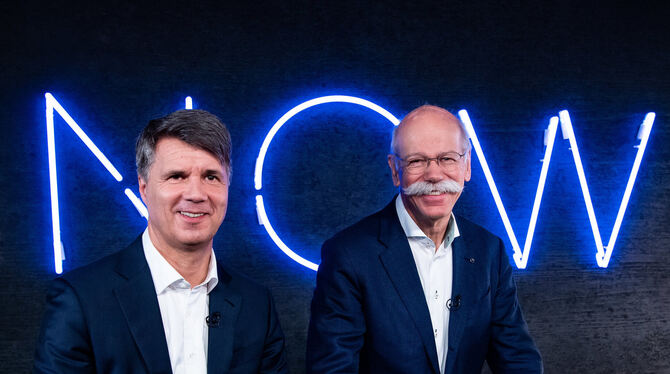Die Vorstandsvorsitzenden von BMW, Harald Krüger (links), und Daimler, Dieter Zetsche, präsentieren in Berlin die Gemeinschaftsu