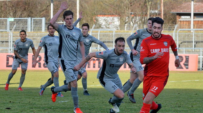 Zweifacher Torschütze für den SSV Reutlingen: Cristian Giles (im roten Trikot). FOTO: NIETHAMMER Zweifacher Torschütze für den SSV Reutlingen: Cristian Giles (im roten Trikot). FOTO: NIETHAMMER