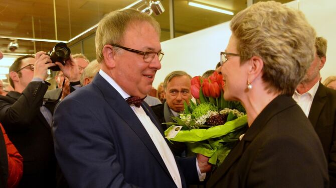 Oberbürgermeisterin Barbara Bosch gratuliert ihrem Nachfolger Thomas Keck und wünscht ihm ab seinem Amtsantritt im April "ein gu