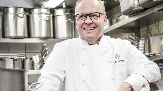 Einer der besten Köche Deutschlands: Für Claus-Peter Lumpp sind die drei Michelin-Sterne keine Bürde, sondern Ansporn. Auch wenn Einer der besten Köche Deutschlands: Für Claus-Peter Lumpp sind die drei Michelin-Sterne keine Bürde, sondern Ansporn. Auch wenn