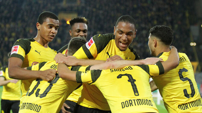 Die Begeisterung in Dortmund ist mit Händen zu greifen: Weiter drei Punkte Vorsprung auf Rekordmeister FC Bayern. FOTO: EIBNER