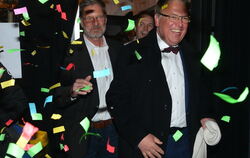Der strahlende Sieger Thomas Keck wird von seinen Parteifreunden mit Konfetti beregnet.