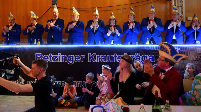 Und über allem und allen thronte der Elferrat: Die Betzinger Krautskräga feierten Fasnet mit prallem Programm. FOTOS: NIETHAMMER