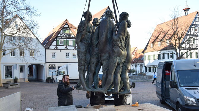 Die Bronze-Skulptur »Disput« hat ihren zentralen Standort auf dem Marktplatz vorübergehend verlassen.