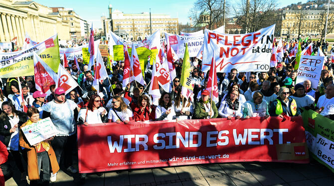 Teilnehmer stehen bei einem Warnstreik im Streit um den Tarif für die Angestellten im öffentlichen Dienst der Länder auf dem Sch