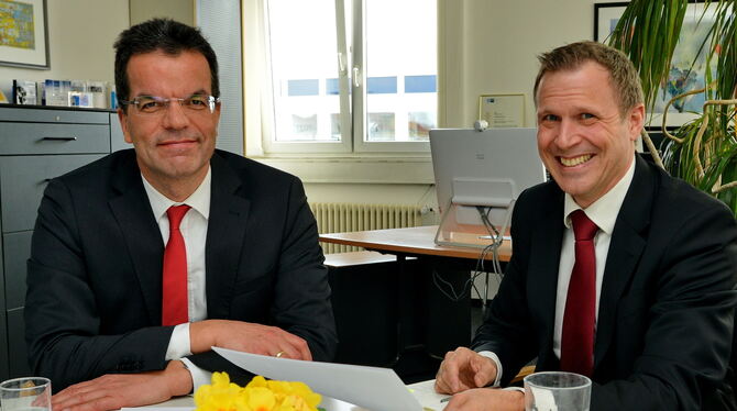 Ralph Solveen (links) und Patrick Greuter, Niederlassungsleiter Firmenkunden der Commerzbank in Reutlingen. ARCHIVFOTO: NIETHAMM