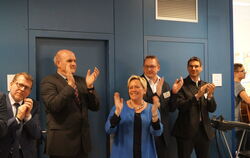Beifall für die Schulhymne:  Kultusministerin Susanne Eisenmann, Bürgermeister Mike Münzing, Landtagsabgeordneter Karl-Wilhelm R