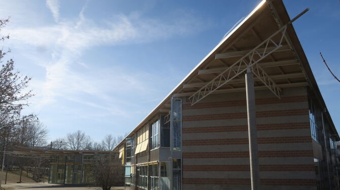 Zur weiteren Sanierung des Quenstedt-Gymnasiums gehört auch das Dach des Neubaus mit seiner Stahlträgerkonstruktion. FOTO: MERKL