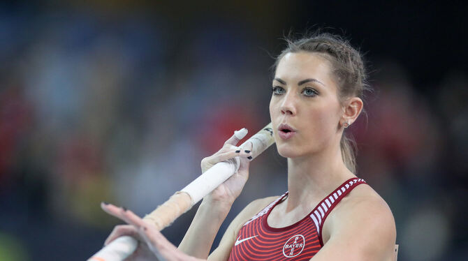 Mit Defibrillator in Richtung Olympia: Stabhochspringerin Katharina Bauer von Bayer Leverkusen. FOTO: DPA