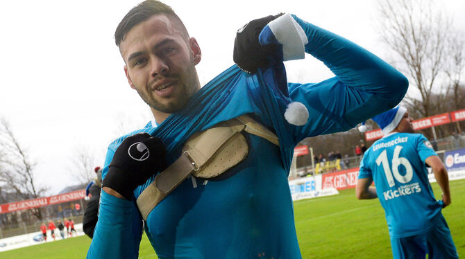 Mit Defibrillator im Kreuzeiche-Stadion: Daniel Engelbrecht. FOTO: DPA