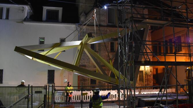 Die Musterfassade für die historische Häuserzeile in der Oberamteistraße wird jetzt montiert. Foto: Stadt