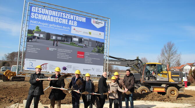Lang wurde geredet, jetzt wird gebaut: Spatenstich am Gesundheitszentrum Schwäbische Alb in Bernloch.  FOTO: DEWALD