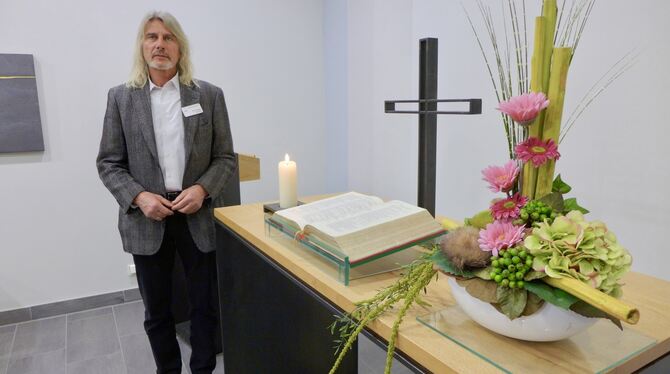 Michael Hägele im »Raum der Stille«: Nach 15 Jahren verlässt der Klinikseelsorger das Reutlinger Krankenhaus. FOTO: SIMON