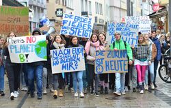 Über 100 Schülerinnen und Schüler demonstrieren lautstark in Reutlingen für die Rettung unseres Planeten.